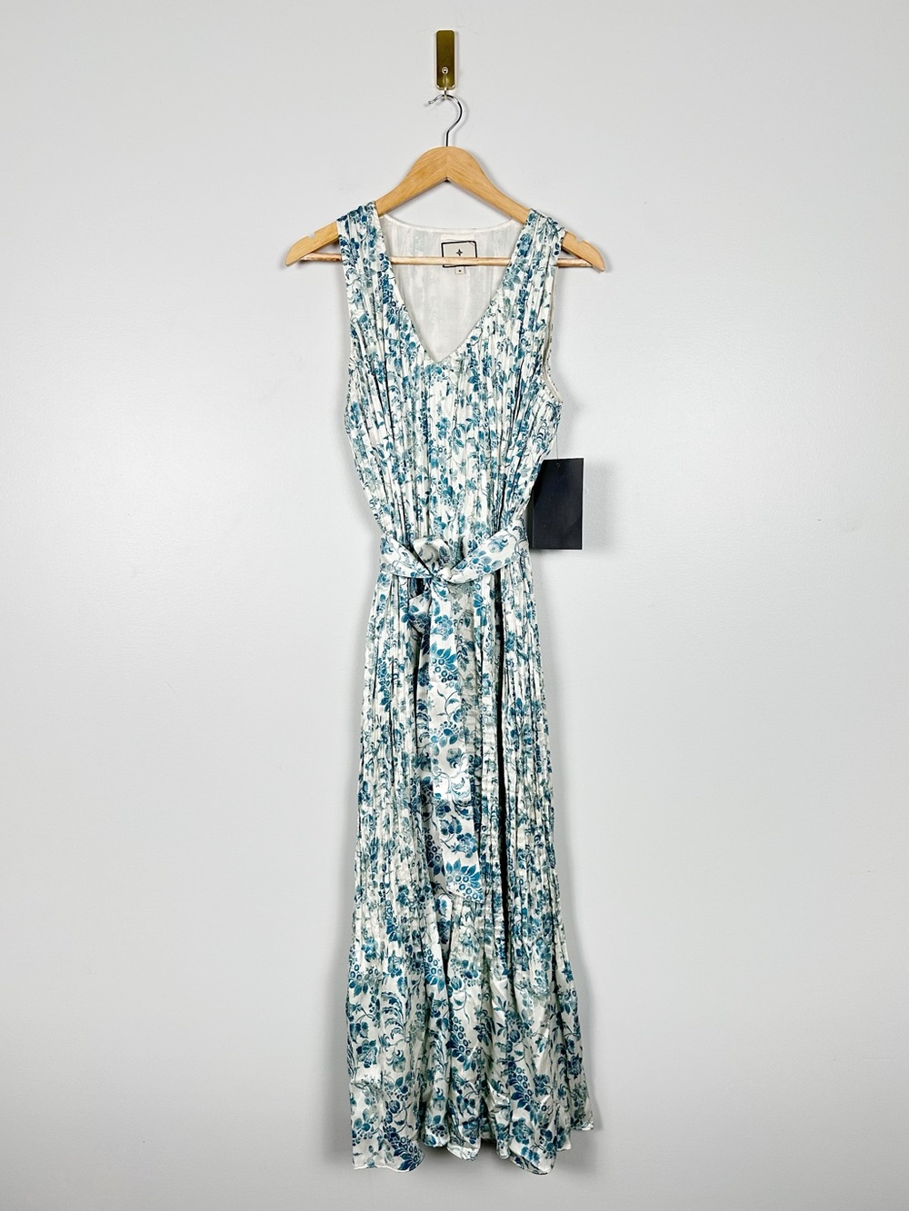 TUCKERNUCK Jardin De Fleurs Plisse Crinkle Alina Dress Medium Blue Floral Midi - Picture 5 of 9